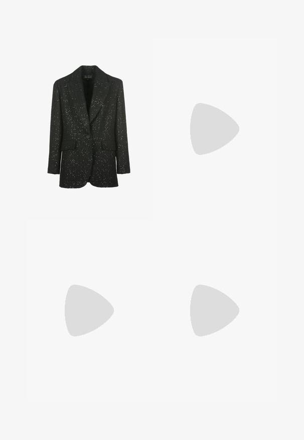 Luisa Spagnoli SOLO - Blazer - nero; Schwarzes ärmelloses Kleid mit einem Schlitz auf der Vorderseite, das eine glatte Oberfläche und ein dekoratives Bindedetail auf einer Seite aufweist. Einfaches, minimalistisches Design.; Silberne Slingback-Pumps mit High Heels, spitz zulaufender Zehenpartie und metallischem Finish. Verfügt über ein elegantes Design und minimalistische Akzente am Absatz.; Schwarze Abendclutch mit silbernem, perlenbesetztem Blumenmuster, Metallrahmen, Knebelverschluss und silbernem Metallgriff.
