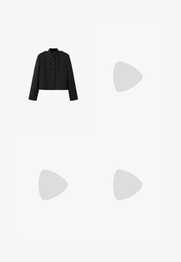 Veste noire style militaire avec bordure tressée décorative à l'avant, fermeture à boutons, col montant, épaulettes et manches longues.; Chemise blanche à manches courtes avec fines rayures noires horizontales et un col rond noir.; Pantalon blanc taille haute avec jambes évasées, bouton et fermeture éclair à l'avant, et deux poches à rabat avec boutons à la taille devant.; Chaussure slingback noire à bout pointu avec tige en mesh, fines brides, boucle dorée et petit talon incurvé sur fond blanc.