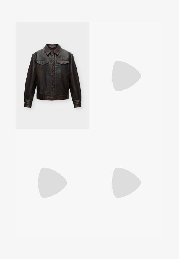 Mørkebrun læderjakke med frontlommer med klap, lange ærmer og en spids krave på en ensartet lys baggrund.; Hvid pullover sweater med krave, tre knapper foran og ribbede manchetter og kant. Blødt, struktureret stof med en afslappet pasform.; Mørkeblå straight-leg denim jeans med forlommer, bæltestropper og knaplukning ved taljen, vist på en ensfarvet baggrund.; En enkelt mørkebrun læderloafer, der svæver over en cremefarvet tæppe med et rundt orange bord i baggrunden.