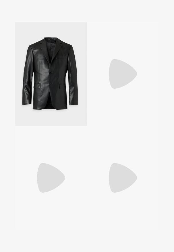 Čierny kožený blazer s klopami, dvoma prednými gombíkmi a tromi vreckami s chlopňami, zobrazený na jednoduchom svetlom pozadí.; Čierne tričko s krátkym rukávom a okrúhlym výstrihom, na prednej strane uprostred s výrazným zlatým nápisom "KARL LAGERFELD" a siluetovým logom.; Šedé denimové džínsy s rovnými nohavicami, päť vreciek a jemnými švovými detailmi. Tkanina má hladkú textúru.; Čierna kožená obuv bez šnúrok s prešívanými detailmi, zvýšeným golierom a plochou gumovou podrážkou, umiestnená nad mäkkým béžovým povrchom.