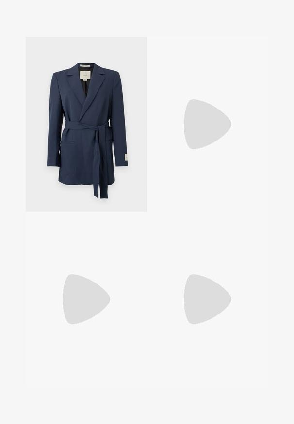 Marineblå blazer med bælte, med notch-revers, lange ærmer og forlommer med paspoler, vist mod en hvid baggrund.; Hvid langærmet bluse med høj krave og en foran knyttet tørklæde-detail, fremstillet af et glat satinlignende stof.; Grå stribede bukser med skræddersyet pasform, der har en glat tekstur og lige ben-design. Indeholder bæltestropper og frontlommer.; Mørkebrune polerede læder herre penny loafer med lav hæl og syningsdetaljer på hvid baggrund.