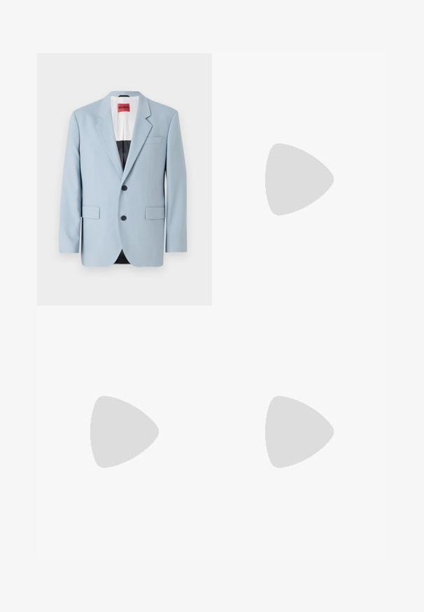 Blazer bleu clair, à un bouton, deux boutons, revers crantés, poches avant, intérieur avec doublure noire, texture de tissu lisse.; Chemise blanche à manches longues avec col pointu et patte de boutonnage sur fond gris clair.; Pantalons beige clair à coupe fuselée, avec taille élastique et cordon noir. Le matériau présente une texture subtile et des détails de plis.; Mocassin homme en cuir noir avec couture moc toe, bride penny, col texturé et petit talon empilé sur fond blanc.
