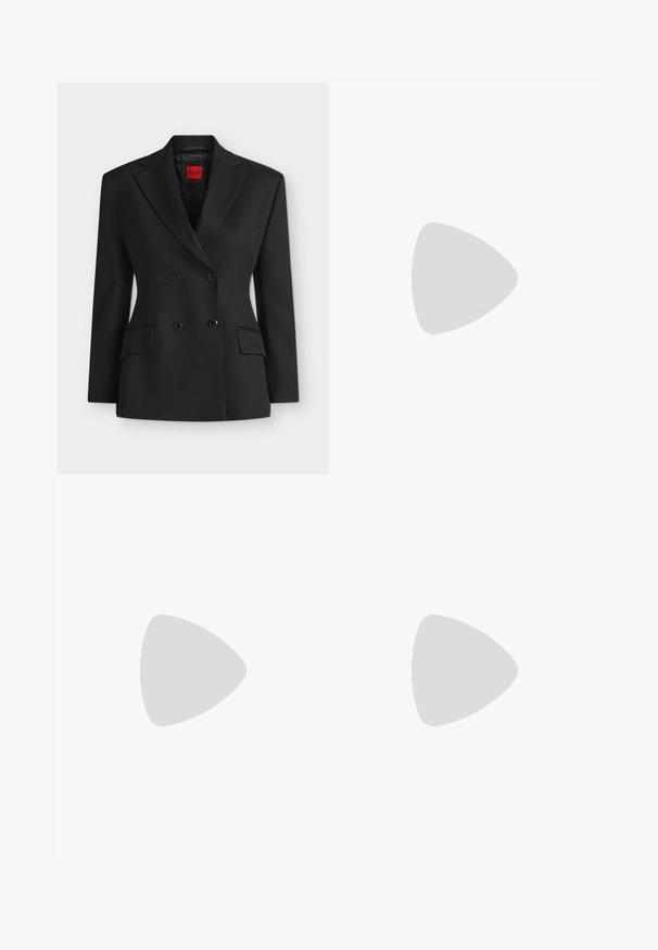 Blazer noir croisé à revers crantés, deux poches à rabat sur le devant et une étiquette rouge HUGO à l'intérieur du col.; Blouse noire sans manches à col en V, en tissu lisse avec une petite étiquette de la marque Falconeri à l'intérieur de l'encolure.; Pantalons noirs ajustés en tissu lisse, présentant une coupe droite, des plis creux, des passants de ceinture et une fermeture éclair.; Escarpin en daim noir avec un bout pointu, un petit talon carré et une doublure intérieure lisse. Design simple sans motifs ni accents visibles.