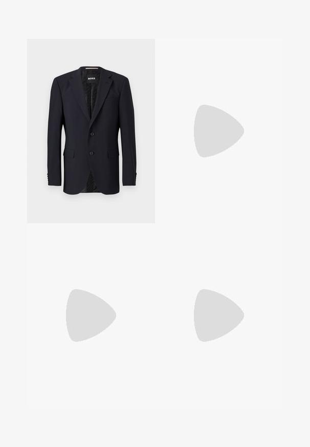 Blazer azul marino hecho de tejido texturizado, con cierre de dos botones, solapas con muesca y dos bolsillos frontales. Interior forrado con un patrón.; Suéter de cuello alto de canalé beige con mangas largas, que presenta una silueta ajustada y un patrón de punto texturizado. Hecho de un material suave.; Pantalones beige ajustados con cintura ajustable, bolsillos laterales y textura suave. Sin patrones visibles ni acentos adicionales.; Mocasín de hombre de piel negra con costura moc toe, tira penny, cuello texturizado y tacón bajo apilado sobre fondo blanco.