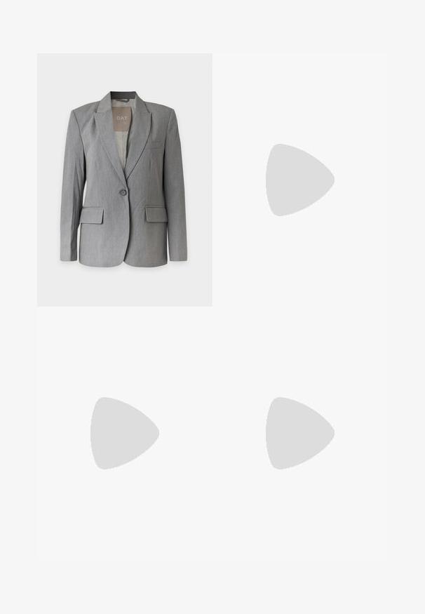 Blazer gris de un solo botón con solapas de muesca, bolsillos con solapa y un bolsillo de ojal en el pecho, mostrado sobre un fondo liso.; Suéter de color crema claro con mangas largas, cuello redondo y dobladillo de canalé. Fabricado con un material suave, presenta una textura lisa.; Pantalones de pierna ancha en gris oscuro con pliegues delanteros, trabillas para cinturón y cierre delantero oculto, mostrados sobre un fondo claro y liso.; Mocasín marrón de cuero sin cordones con suela negra y tacón bajo, con detalle de correa en la parte superior.