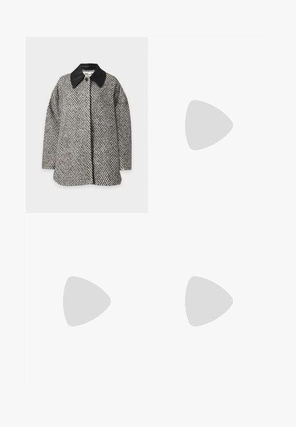 Abrigo con patrón de espiga en blanco y negro, con mangas largas y un cuello puntiagudo de cuero negro a contraste.; Top negro ajustado con escote redondo y mangas hasta el codo, mostrado sobre un fondo blanco.; Pantalones de pierna ancha negros, confeccionados en un material ligero, que presentan patrones texturizados en los laterales y aberturas con cremallera en los dobladillos.; Bailarina de piel negra con punta redondeada, textura suave, detalle de costura minimalista y diseño de suela flexible.
