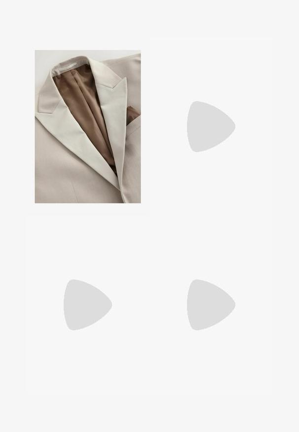 Beige colbert met een gestructureerde buitenkant en een gladde bruine voering. Kenmerkt zich door een notch lapel en een pochet in de borstzak.; Heren overhemd met lange mouwen, lichtblauwe en witte strepen, knoopsluiting aan de voorkant, klassieke kraag, katoen stof, soepele textuur, gebogen zoom.; Beige op maat gemaakte broek met voorzakken, geruite zijkleppen met knopen aan de tailleband en een slanke, rechte pijpvorm.; Bruine leren loafers met een gestructureerd oppervlak, slank profiel en een lage zwarte rubberen zool. Heeft een gestikte detail op de wreef.