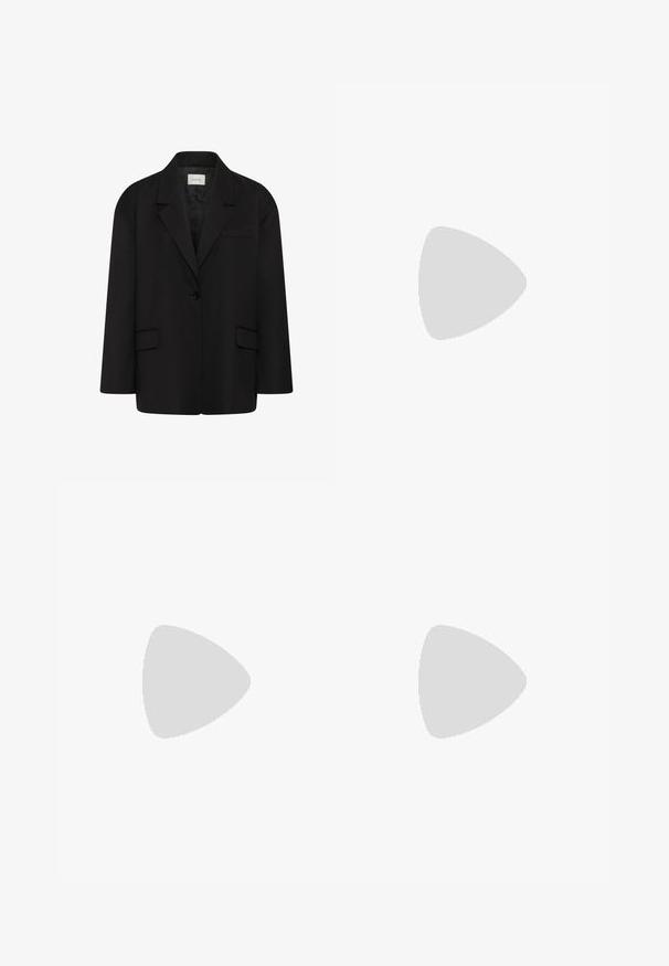 Schwarzer Ein-Knopf-Blazer mit Revers mit Kerben, zwei vorderen Pattentaschen und einer Brusttasche mit Paspel, dargestellt vor weißem Hintergrund.; Weißes langärmliges Hemd mit Knöpfen, spitzem Kragen und zwei vorderen Pattentaschen mit Knöpfen, auf weißem Hintergrund flach liegend.; Schwarze weite Hose aus glattem Stoff mit elastischem Bund und ohne sichtbare Taschen. Gerade Form mit sauberem Finish.; Schwarzer Lederschuh mit abgerundetem Zehenbereich, sechs Ösen, flachen Schnürsenkeln und einer stabilen Gummisohle mit tiefen Profilmustern.