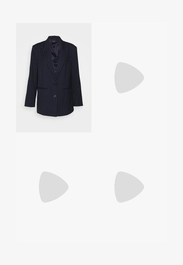 Mossman THE REBORN  - Blazer - dark blue; Witte, gestructureerde gebreide trui met korte mouwen en een ronde halslijn. Heeft een losse pasvorm en een ribbelpatroon over de gehele trui.; Marineblauwe broeken met een riem in de taille, geplooide voorkant, brede pijpen en een soepele stoftextuur. Geen zichtbare hardware of patronen.; Bruine suède instappers met een platte zool, voorzien van een brede band over de bovenkant voor een stevige pasvorm en een slanke, langgerekte vorm.