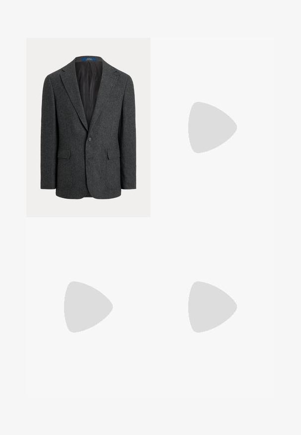 Dunkelgrauer Herrenblazer mit einem Knopf, mit Kerbkragen und vorderen Pattentaschen, zeigt ein glattes schwarzes Innenfutter.; Weißes Hemd mit langen Ärmeln, dünnen vertikalen blauen Streifen und kleinem gesticktem Logo auf der linken Brust.; Beige gerade Hose mit Gürtelschlaufen und einem vorderen Reißverschluss, flach auf weißem Hintergrund gelegt.; Schwarzer Lederloafer mit dicker Sohle, abgerundeter Spitze und grünem Polo-Logo-Label an der Seite.