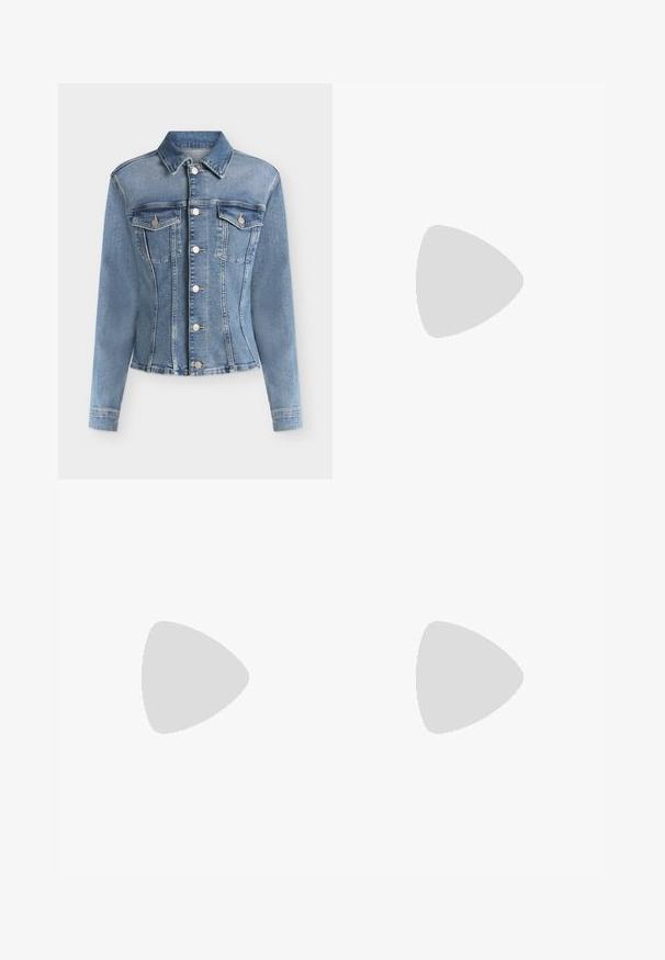 Chaqueta vaquera entallada azul claro con mangas largas, botones plateados en la parte delantera y dos bolsillos en el pecho con solapa y botón.; Top negro de manga corta hecho de una tela suave, con un escote redondeado y una forma ajustada con sutiles acentos en los hombros. Etiqueta visible.; Jeans de mezclilla azul oscuro con corte recto, que cuentan con un cierre de botón, cinco bolsillos y detalles de costura sutiles.; Zapato slingback de cuero negro con punta afilada, con un acento brillante en la puntera y un tacón de altura media. Diseño con lateral abierto.