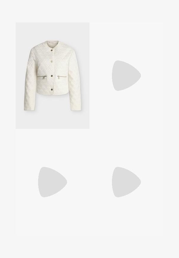 Veste matelassée crème blanche avec encolure ronde, boutons-pression métalliques, poches zippées et motif diamant texturé sur le tissu.; Haut camisole en satin blanc avec fines bretelles spaghetti et décolleté en V, présenté à plat sur un fond neutre.; Pantalon slim blanc à motif chaîne géométrique noire et taille noire étiquetée "SPORT".; Escarpin en cuir beige à talon haut avec un bout pointu et un détail découpé sur le côté, possédant un talon stiletto fin pour le soutien.
