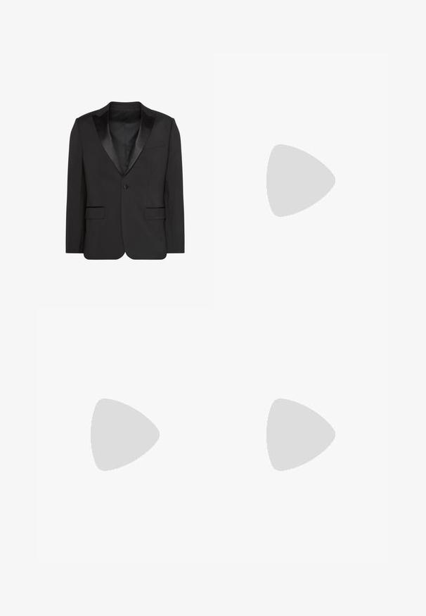 Schwarze Ein-Knopf-Smokingjacke mit Satin-Spitzenrevers und vorderen Klappentaschen, dargestellt auf weißem Hintergrund.; Weißes Baumwollhemd mit klassischem Kragen, langen Ärmeln und kleinem CK-Logo auf der linken Brust. Glatte Textur.; Schwarze, schmal geschnittene Anzughose mit Gürtelschlaufen, Frontreißverschluss und ohne sichtbare Taschen, vor einem schlichten weißen Hintergrund präsentiert.; Schwarze Leder-Oxfordschuhe mit runder Zehenform, glatter Oberfläche, fünf Ösen für die Schnürung und niedrigem, gestapeltem Absatz.