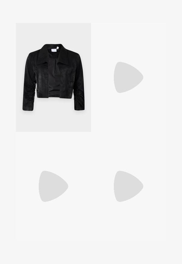 Veste noire cropped en tissu doux, avec un grand col, des manches longues avec des accents froncés et une fermeture frontale sans boutons.; Robe en satin rouge avec fines bretelles, un décolleté drapé et une silhouette ajustée qui s'étend jusqu'à une longueur mi-mollet. Texture lisse.; Sandale noire à lanières avec un bout carré, des liens de cheville réglables et un talon carré fin. Fabriquée en un matériau lisse et durable.; Pochette rectangulaire noire en matériau lisse. Équipée d'une bandoulière en chaîne détachable et d'un fermoir métallique sur le dessus. Design simple avec des bords arrondis.