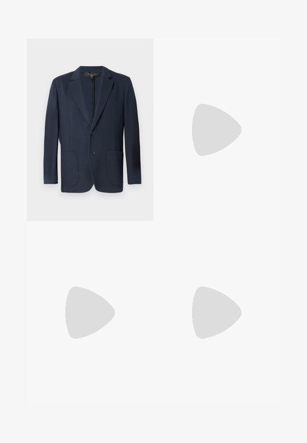 Blazer azul marino con silueta estructurada, cierre de doble botón, dos bolsillos frontales y un acabado texturizado. Adecuado para ocasiones formales.; Suéter negro de cuello en V, fabricado con un tejido suave, que cuenta con mangas largas y puños y dobladillo acanalados. Diseño simple sin patrones o acentos adicionales.; Primer plano de la cintura de pantalones azul marino oscuro con parte trasera elástica, trabillas para cinturón y un único bolsillo trasero de ojal con botón.; Zapatilla blanca de caña baja con cordones al frente y suela de goma texturizada sobre un fondo neutro y sencillo.