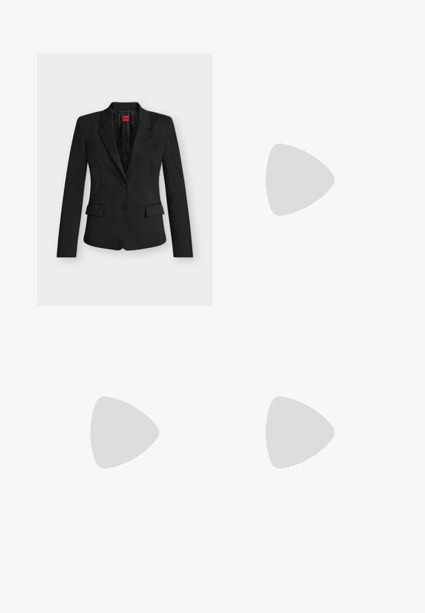 Blazer noir ajusté avec deux boutons, revers crantés, poches à rabat, et une étiquette rouge HUGO à l’intérieur du col.; Top en satin noir avec un col bateau, des manches courtes et un léger éclat. Présente une fermeture éclair dissimulée au dos. Texture lisse.; Pantalon noir slim longueur cheville avec ceinture cousue et sans poches visibles, présenté sur un fond clair uni.; Chaussure à talon haut en cuir noir avec un bout pointu, une silhouette épurée et un talon fin. Présente une texture lisse et des accents matériels minimaux.