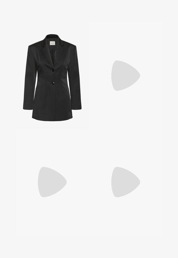 Schwarzer taillierter Blazer aus glattem Stoff. Mit spitzen Revers, zwei vorderen Knöpfen und Nahtdetails für Struktur und Form.; Schwarze Satincamisole mit dünnen verstellbaren Trägern und Spitzenbesatz entlang des V-förmigen Ausschnitts.; Schwarze, maßgeschneiderte Hose mit geradem Bein, vorderen Bügelfalten, Gürtelschlaufen und verdecktem vorderem Verschluss.; Schwarze offene High-Heel-Mules mit einem glatten Leder-Obermaterial, mandelförmiger Vorderseite und einem eleganten Stiletto-Absatz. Sichtbares Detail in Goldoptik.