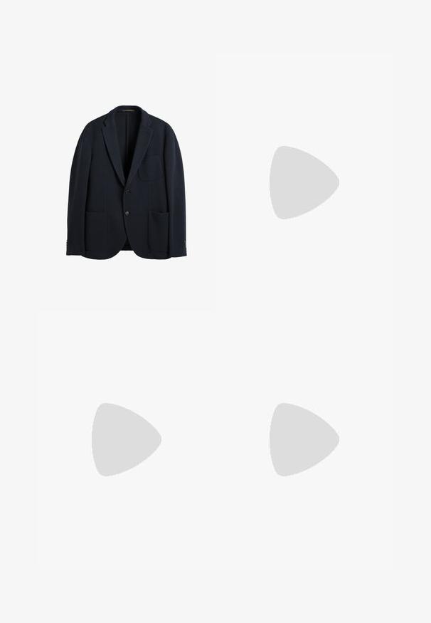 Blazer homme bleu marine foncé avec deux boutons, trois poches avant et revers crantés sur fond blanc.; Pull beige à manches longues, col rond, tricoté avec une texture côtelée et des poignets, présenté sur fond blanc.; Pantalon beige slim pour homme avec passants de ceinture, fermeture à boutons à l'avant et poches latérales sur fond blanc.; Mocassins en cuir marron avec un détail tressé et une accent en or. Talon plat en bois avec grip en caoutchouc noir. Texture lisse, design classique.
