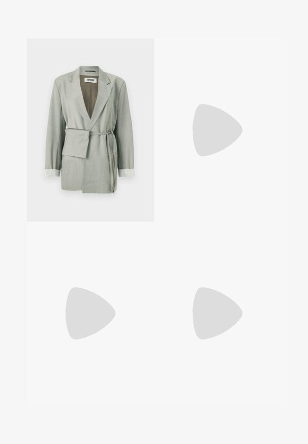 Lys grå blazer med en afslappet pasform, der har en bæltestrop i taljen, sjalskrave og stripede manchetter. Glat stof med skræddersyede kanter.; Hvid bluse med plisseret design, V-udskæring og lagdelt front. Har lange, puffede ærmer med sammensnørede manchetter og en frynset snøredetalje.; Sorte vidde bukser med flad front, bæltesløjfer og en glat tekstur, designet til en skræddersyet pasform. Ingen synlig hardware eller mønstre.; Sort læder hæl sandal med firkantet tå, ankelrem med en guldbuckle og en slank metallisk hæl. Glat tekstur, minimalistisk design.