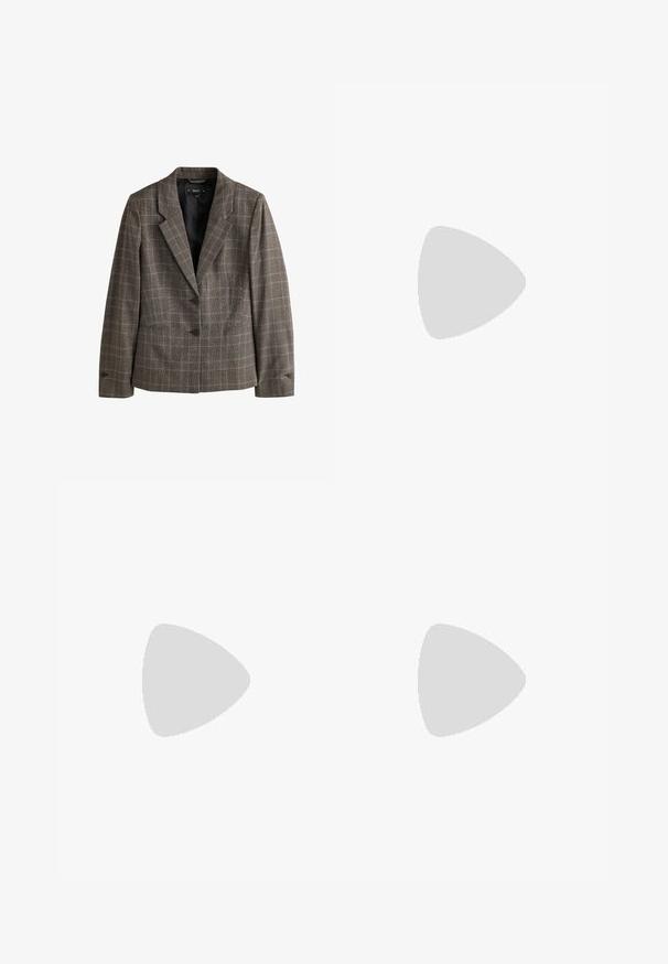Braun-grauer kariertes Damenblazer mit zwei vorderen Knöpfen, Reverskragen und langen Ärmeln auf weißem Hintergrund.; Brauner gerippter Rollkragensweater mit langen Ärmeln und einer kurzen Silhouette, der ein dickes, strukturiertes Strickdesign aufweist.; Braune weit geschnittene Hose aus glattem Stoff mit hohem Bund und zwei Vorderfalten, entworfen für einen lockeren Sitz.; Brauner Lederschuh mit Krokodilstruktur und Leopardenmuster-Stoffeinsätzen, Schnürverschluss und Quasten-Detail an der Seite.