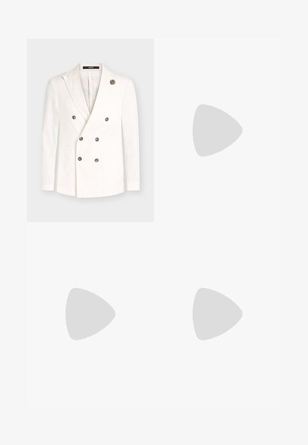 Blazer blanc croisé à six boutons foncés, avec revers crantés, deux poches frontales et une petite broche fleur beige sur le revers gauche.; Chemise blanche à manches longues en tissu lisse, dotée d'un devant boutonné, d'un col pointu et d'une petite étiquette de logo sur la poitrine gauche.; Pantalons noirs fuselés en tissu lisse, avec taille élastique et poignets. Présente des plis à l'avant pour un aspect ajusté.; Chaussure à lacets en cuir noir texturé avec une semelle épaisse à rainures, marquée "HUGO" près du talon, présentée sur un tapis beige et un mobilier ambre.