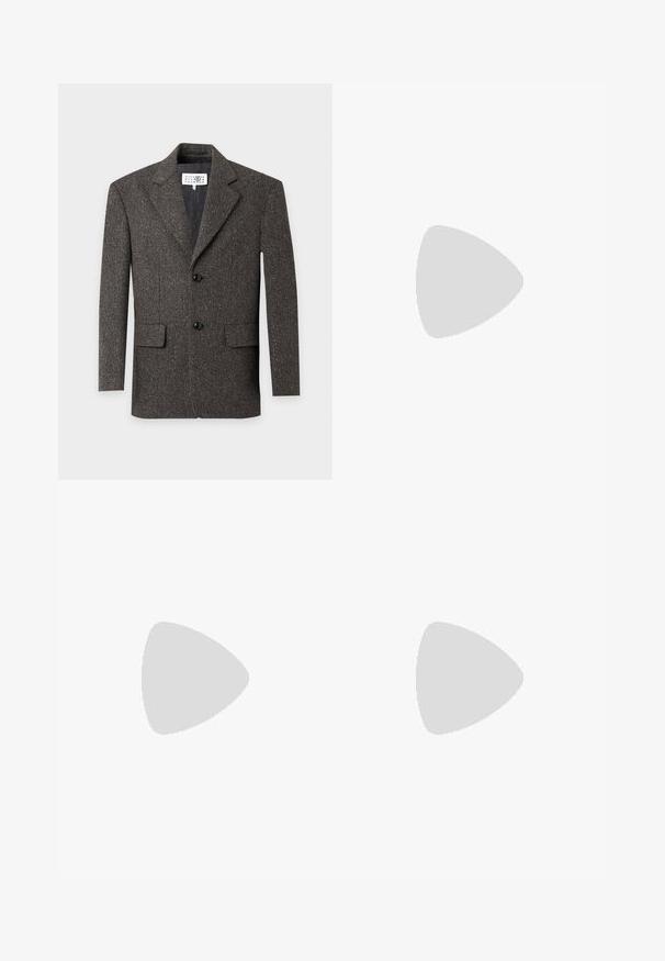Blazer de lana marrón oscuro en espiga con solapas abiertas, dos botones negros, bolsillos con solapa y etiqueta de marca visible en el interior del cuello.; Camisa de manga larga con botones, de patrón de rayas verticales en crema claro y beige. Fabricada con un tejido texturizado, cuenta con un cuello clásico y un bolsillo en el pecho.; Pantalones de algodón color canela con un corte holgado, diseño plisado, cinturilla con cierre de botón y pernera recta. Textura suave sin patrones.; Mocasin de cuero marrón con un acabado suave, detalles de costura en la puntera y un tacón bajo apilado. Diseño minimalista sin marca visible.