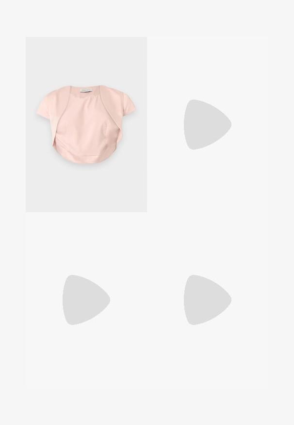 Lyserød kortærmet bolerojakke med åben front og buet kant, lavet af glat stof, lagt fladt på en grå baggrund.; Lyseblå langærmet bluse med indsamlet off-shoulder design og blød tekstur, der har en tætsiddende pasform og diskret sømdetaljering.; Ribbet blyantnederdel i lys lilla med en tætsiddende design. Har en høj talje, glat tekstur og knælang længde.; Lysegrå læder balletsko med lille sløjfe foran og en løkke til trækflig ved hælen, vist på en neutral baggrund.