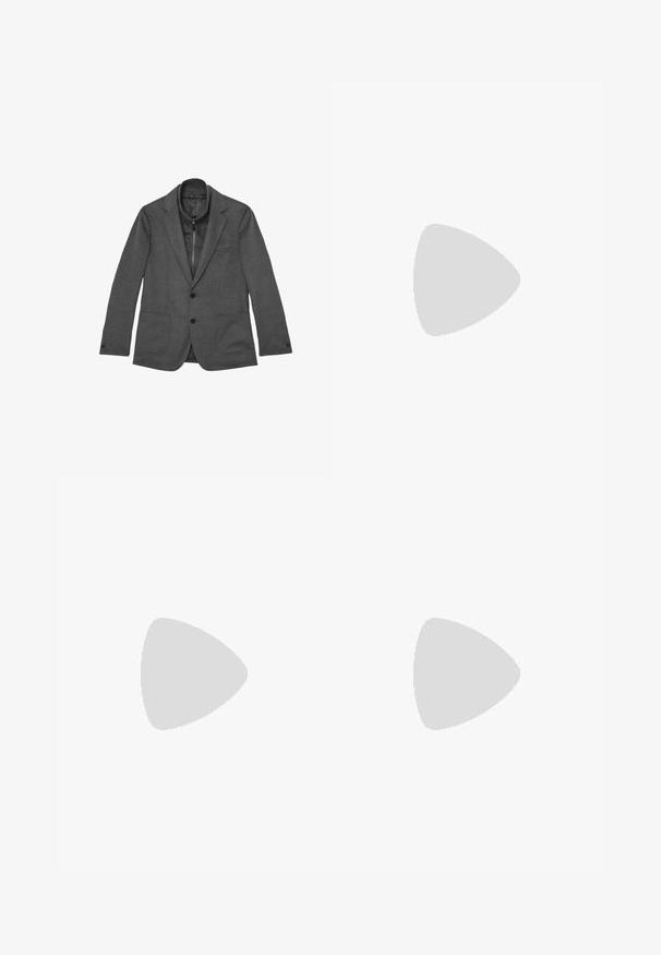 Blazer gris en tissu texturé, présentant une fermeture à deux boutons, des revers crantés et deux poches avant, avec une coupe élégante et ajustée.; Pull à col roulé beige clair à manches longues, avec des poignets et un ourlet côtelés, présenté sur un fond blanc.; Pantalon en laine grise mélangée avec une texture lisse, doté d'une taille large et d'une coupe propre et classique. Subtiles nuances de couleur présentes.; Bottine en cuir noir avec une texture lisse, bout arrondi et un petit talon. Dispose d'une fermeture éclair sur le côté pour un enfilage facile.