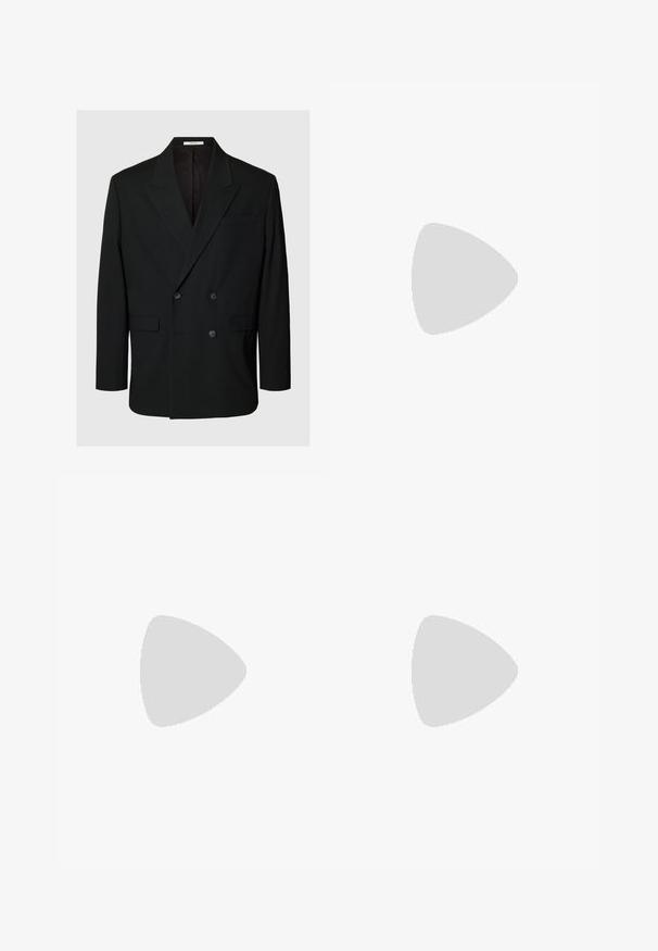Blazer noir croisé avec revers crantés, quatre boutons à l'avant, deux poches à rabat et une poche poitrine passepoilée sur fond uni.; Débardeur blanc en coton avec un col rond et de larges bretelles. Texture lisse, sans motifs ni accents, design simple.; Pantalon noir à jambes larges en tissu doux, avec un devant plissé, une fermeture à boutons et des poches latérales pour plus de fonctionnalité.; Mocassin penny loafer pour homme en cuir noir avec bout moc cousu et petit talon, présenté de profil sur fond blanc.