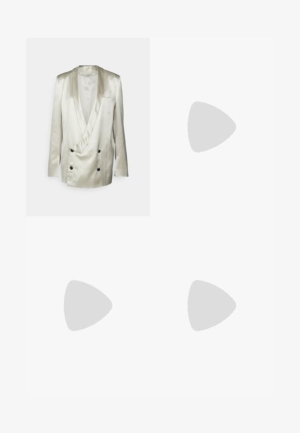 BITE Studios WEDDING FRAME - Blazer - tin; Vestido midi sin tirantes con estampado de serpiente, que presenta una silueta ajustada, textura suave y tonos metálicos en plata y negro.; Zapato de tacón alto plateado tipo slingback con punta afilada y acabado metalizado. Presenta un diseño elegante y acentos minimalistas en el tacón.; Bolso tipo clutch rectangular de cuero plateado metálico con cierre de solapa y cadena, con una pequeña placa con el logo de Ted Baker London en el frente.