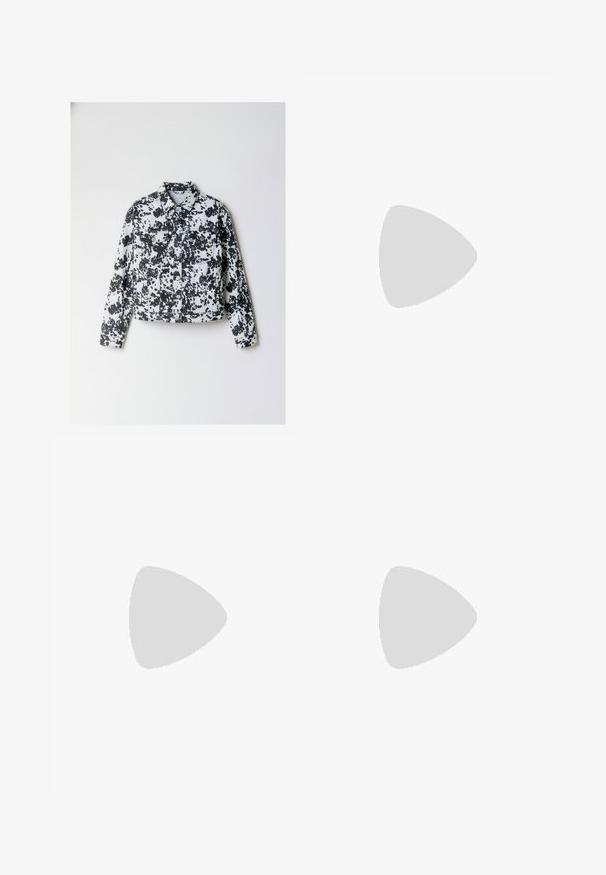Musta-valkoinen pilkullinen farkkutakki, jossa pitkät hihat, terävä kaulus, kaksi rintataskua, napillinen etuosan suljenta ja lyhyt malli.; Ruskea lyhythihainen paita leveillä hihoilla ja pyöreällä pääntiellä, esitettynä tasaisena vaaleanharmaata taustaa vasten.; Violetit leveälahkeiset housut, joissa on vyölenkit, edessä laskokset ja sivutaskut, valmistettu teksturoidusta kankaasta.; Knee-high mustat nahkasaappaat, joissa on terävä kärki ja pieni korko, jotka ovat sileäpintaisia ja minimalistista muotoilua.