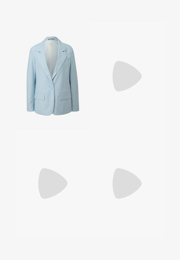 Lichtblauwe blazer met een gekarteld revers, enkele knoopsluiting en twee voorzakken. Gemaakt van gestructureerde stof met een getailleerde pasvorm.; Lichtblauw, lang-ingenomen knoopshirt gemaakt van een zachte, lichte stof. Voorzien van een borstzak en een klassiek kraagontwerp.; Lichtblauwe denim wijde broek met een elastische tailleband, voorzien van voorkruiszakken, een rechte pasvorm en een licht vervaagd uiterlijk.; Lichtblauwe suède instappers met een platte beige zool, voorzien van een gestikte bovenkant en een rond neusontwerp.
