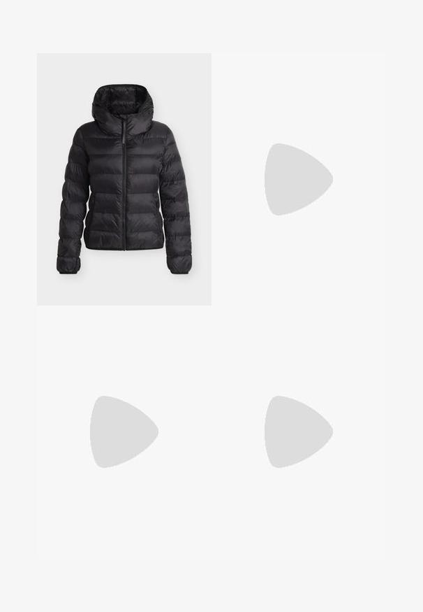 Schwarze gesteppte Daunenjacke mit hohem Kragen, Frontreißverschluss, langen Ärmeln und mit Reißverschluss versehene Seitentaschen vor weißem Hintergrund.; Schwarzes T-Shirt mit kurzen Ärmeln aus weicher Baumwolle, mit rundem Halsausschnitt und glatter, gleichmäßiger Textur in einem schlichten Design.; Schwarze weit geschnittene Jeans aus Denim mit einem Fünf-Taschen-Design, vorderem Knopfverschluss und dezenten Nähdetails.; Schwarze Leder-Ankle Boots mit runder Zehenform, glatter Oberfläche und dicker Absatz, ausgestattet mit einem eng anliegenden Schaft und subtilen Nähten.