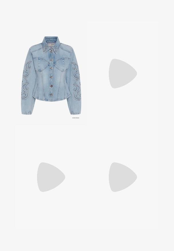 Vaaleansininen denimtakkki, jossa on istutetut saumat, metalliset napit ja ommellut abstraktit kuviot hihoissa ja kauluksessa.; Hihaton valkoinen neulepaita aaltoilevilla vaaleanpunaisilla reunoilla kaula-aukossa ja helmassa, vaaleanpunainen rusetti keskellä edessä sekä teksti "OH APRIL" lähellä helmaa.; Vaaleansininen kynähame, jossa on valkoinen reunus vyötäröllä ja helmassa, esiteltynä valkoista taustaa vasten.; Steve Madden CARLITA - Korolliset sandaalit - pink