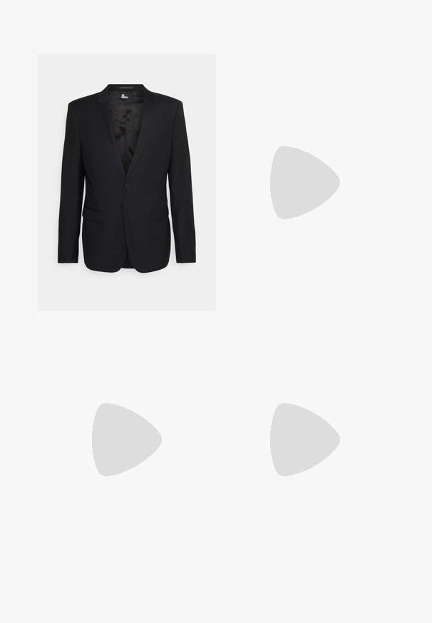 Zwarte op maat gemaakte blazer van gladde stof met een enkele knoopsluiting, twee voorkeurszakken en een gesneden revers.; Lichtblauw langslowel shirt van soepel katoen, met een klassieke kraag, knoopsluiting en subtiele branding op de borst.; Zwarte op maat gemaakte broek met een slim fit, met een platte voorkant, riemlussen en geen zichtbare patronen of accenten. Glad textuur.; Zwarte leren dresschoen met een gladde afwerking, ronde neus, zes oogjes en een lage gestapelde hak. Eenvoudig, klassiek ontwerp.