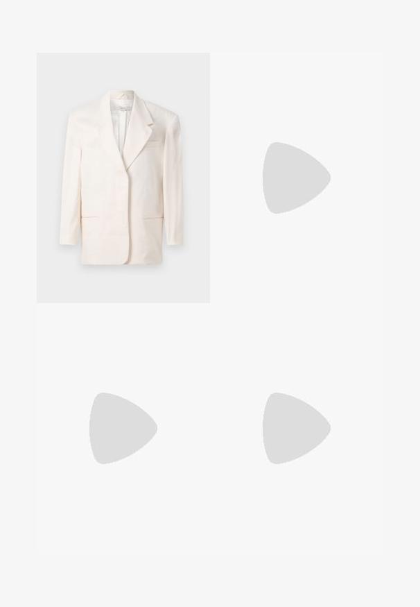 Beige Blazer mit einem Knopf, schmalen Revers und vorderen Paspeltaschen, hängt vor einem schlichten weißen Hintergrund.; Seidenzartes, hellrosa Camisole-Top mit dünnen Schulterriemen, die zu Schleifen gebunden sind, glatter Textur und leicht ausgestelltem Saum.; Hose mit weitem Bein aus leichtem Stoff, in einem Off-White-Farbton, mit vorderen Falten und einem einzelnen Knopfverschluss.; Beiger Mule mit spitzer Kappe, mittelhohem gebogenem Absatz und minimalen Nahtdetails nahe der Öffnung auf weißem Hintergrund.