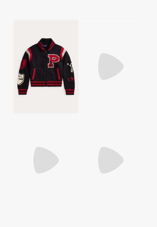 Μαύρο πλεκτό varsity μπουφάν με κόκκινες και λευκές ρίγες, γράμμα P στο στήθος και διάφορα μπαλώματα στα μανίκια, κλείσιμο με φερμουάρ μπροστά.; Λευκό μακρυμάνικο μπλουζάκι με στρογγυλή λαιμόκοψη και μικρό σκούρο μπλε κεντητό λογότυπο αλόγου και αναβάτη στο αριστερό στήθος.; Μαύρο τζιν slim-fit με πέντε τσέπες, κούμπωμα με κουμπί και ετικέτα Polo στη μέση, τοποθετημένο επίπεδα σε λευκό φόντο.; Μπεζ σουέντ αθλητικό παπούτσι χαμηλής κορυφής με λευκά κορδόνια, λευκό λογότυπο στο πλάι και καφέ λαστιχένια σόλα.