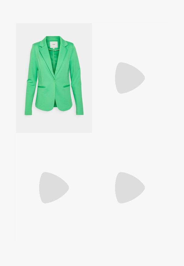 ICHI IHKATE BL - Blejzer - kelly green; Gina Tricot Petite MALIN TOP - Blúzka - multi-coloured; Weekday CITY HIGH SLIM  - Slimfit džínsy - lapis blue; Čierna kožená topánka s dvoma remienkami na pracku, obsahujúca perforované detaily, zaoblenú špičku a žltý šv okolo podrážky.