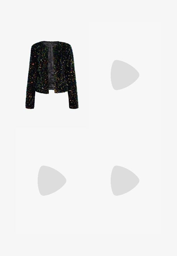 Veste noire pailletée avec un col rond, une ouverture à l'avant et des manches longues. Présente des paillettes réfléchissantes multicolores sur un tissu doux.; Top court noir à une manche, recouvert de sequins brillants multicolores avec une silhouette ajustée.; Pantalons amples à fleurs avec un imprimé multicolore de fleurs roses, oranges et vertes sur un fond blanc. Taille élastiquée.; Bottine western en noir, violet métallisé et nude. Elle présente un bout pointu, un talon bloc, des découpes décoratives et des accents côtelés verticaux.