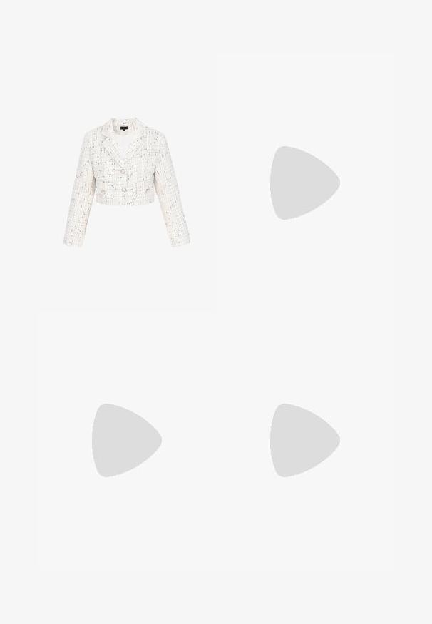 Hvid cropped jakke lavet af tekstureret tweed. Har en stikkrave, to frontlommer og to knaplukninger med metalliske detaljer.; Lyscreme turtleneck sweater med ribbet tekstur, raglanærmer og tætsiddende kant. Blødt materiale og afslappet silhuet.; Part Two PWPencil - Pencil skirt - toasted coconut check; Brune læder brogue sko med perforerede detaljer, rund tå og en glat overflade, parret med cremede bukser med frynset kant.