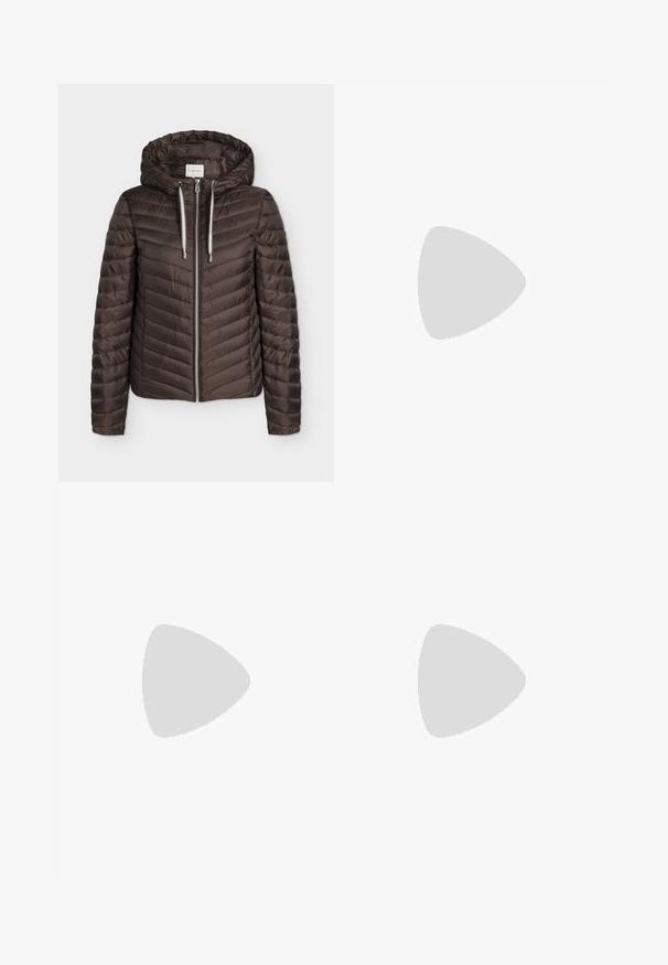 Veste matelassée marron à fermeture éclair avec capuche et cordons blancs, manches longues et motif de coutures horizontales.; Pull en tricot noir à côtes avec un col arrondi et des manches longues. Présente une coupe ample et une surface texturée. Marque : Mare O'Polo.; Jean taille haute bleu clair avec une jambe droite, en denim, présentant une fermeture à bouton sur le devant et des détails de décoloration subtils.; Mocassin en daim marron avec semelle épaisse en caoutchouc, lacets sur le devant et couture style mocassin sur fond blanc uni.