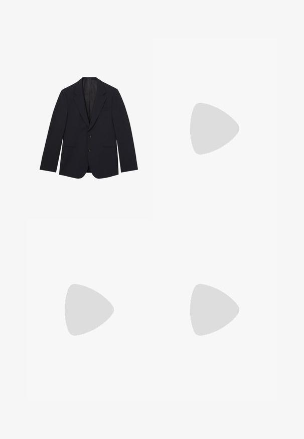 Zwart op maat gemaakte blazer met inkeping revers, twee voorste knopen, twee zijzakken en een borstzak, weergegeven op een witte achtergrond.; Wit overhemd met lange mouwen, knoopsluiting aan de voorkant en puntige kraag, afgebeeld tegen een witte achtergrond.; Zwarte slim-fit broek met knoop- en ritssluiting, riemlussen en rechte pijpen op een witte achtergrond.; Zwarte leren loafer met een gladde textuur, spitse neus en een decoratieve band over de wreef. Lichtgewicht zool, minimalistisch ontwerp.