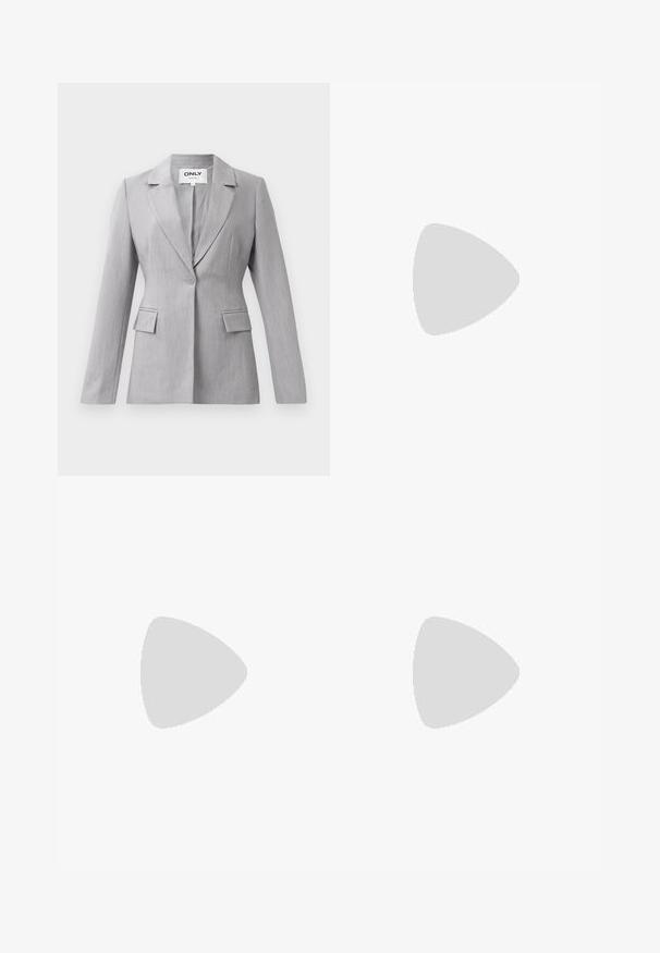 Blazer gris en tissu texturé, avec un col cranté, fermeture à un bouton et deux poches avant. Design classique et ajusté.; Chemise à boutons rayée présentant des rayures verticales bleu marine et blanches, manches longues, col pointu et un petit logo sur la poitrine.; Jean skinny en denim gris avec une texture lisse, taille haute, design à cinq poches et fermeture par bouton en métal à l'avant.; Sandale à talon noir avec un talon carré et épais, présentant plusieurs fines lanières sur le dessus du pied et un design à dos ouvert. Texture en cuir lisse.
