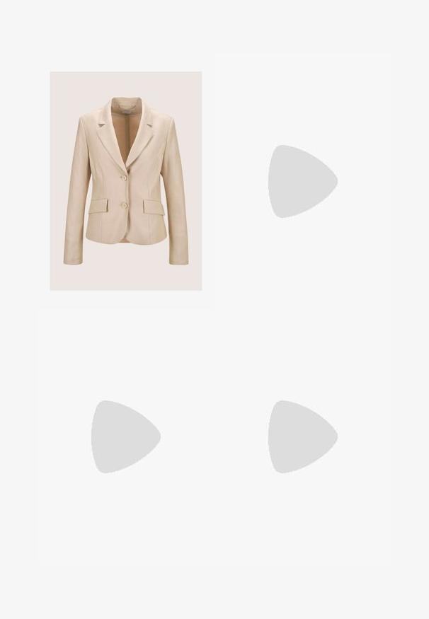 Beige maßgeschneiderter Blazer aus glattem Stoff mit zwei Knöpfen, Reverskragen und zwei vorderen Taschen. Strukturierte Passform und lange Ärmel.; Cremefarbene ärmellose Camisole mit dünnen Trägern und Spitzenbesatz entlang des V-Ausschnitts, auf einfachem Hintergrund dargestellt.; Beige maßgeschneiderte Hosen mit schmaler Passform, die Seitentaschen und Reißverschlussakzente am Saum aufweisen, aus einem glatten, leichten Stoff gefertigt.; Nackter Pumps aus Lackleder mit spitzer Zehenpartie, schlanker Silhouette und Stöckelabsatz, ausgestattet mit einer glatten, glänzenden Oberfläche.