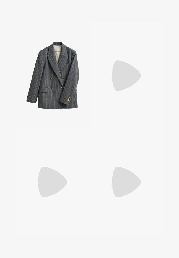 Blazer croisé gris à fines rayures avec boutons dorés et col à revers cranté, avec une étiquette à l'intérieur du col indiquant GANT.; Blouse blanche en tissu lisse, avec un nœud au col, des manches longues bouffantes et une fermeture à boutons à l'avant.; Jupe crayon noire longueur genou avec fines rayures verticales blanches et détail de ceinture boutonnée.; Naturalizer JAYLA - Ballerines à brides arrière - black leather
