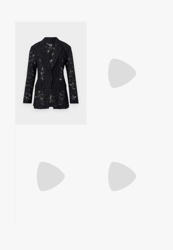 Sort blondeblazer med blomsterprint, lange ærmer, revers med hak og forlommer med klap, vist på hvid baggrund.; Sort cardigan i blonder med lange ærmer, knaplukning foran, blomstermønster, bølget kant og en blød tekstur. Brandmærke synligt ved halsudskæringen.; Lagd af lagdelt sort tyl, denne nederdel har en elastisk talje og et kaskade-design med varierende længder og let glitrende accenter.; Sorte høje støvler lavet af skinnende syntetisk materiale, med et komplikere snøredesign og diagonale stribe-detaljer på siderne.
