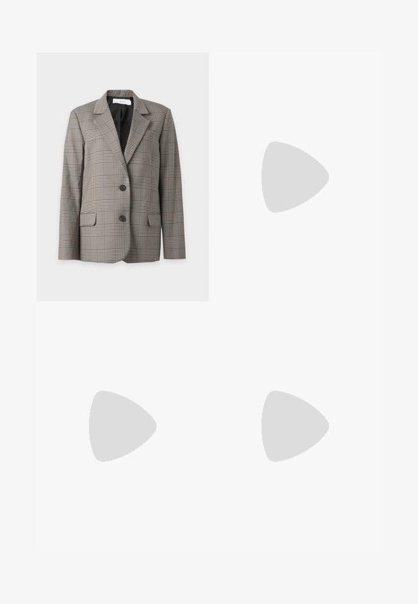 Grau-schwarzer karierten Blazer mit Kerbkragen, zwei vorderen Knöpfen, Pattentaschen und schwarzem Innenfutter.; AERON ABIGAIL SHIRT - Hemdbluse - silver; Schwarze Denim-Jeans mit geradem Schnitt, fünf Taschen und Metallknopfverschluss. Glatte Textur und minimalistische Details.; Schwarzer Lederpumps mit spitz zulaufender Kappe, abgerundetem Blockabsatz mit goldenen Akzenten und glatter Textur. Innenfutter. Schlichtes Design.