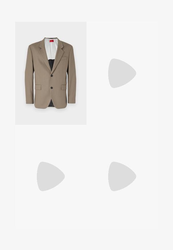 Blazer marron en tissu texturé, doté d'une coupe à un bouton, de deux poches avant et d'un revers cranté. Doublure aux couleurs contrastées.; T-shirt en coton blanc présentant un logo noir "BELSTAFF" sur le devant. Col rond classique et manches courtes avec un petit détail de logo sur l'ourlet.; Pantalon beige avec une texture lisse, coupe droite, poches avant et fermeture à bouton. Étiquette visible à la taille.; Mocassin en cuir noir avec détail de bride grise, talon bas et semelle texturée, marqué "HUGO" en or sur le côté.