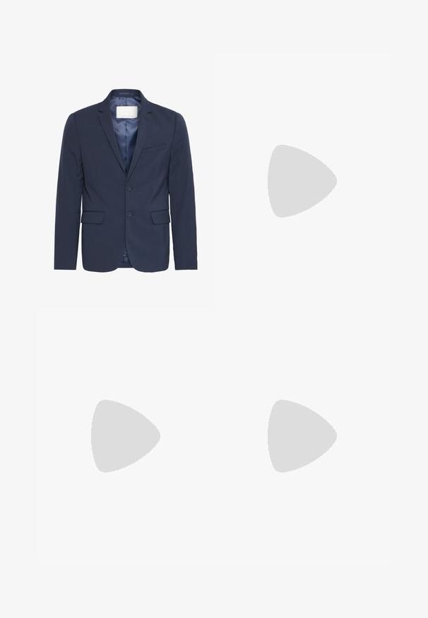 Blazer navy hecho de tela texturizada, que cuenta con dos bolsillos frontales, un bolsillo en el pecho y un cierre de dos botones con forro de satén.; Suéter negro de cuello en V, fabricado con un tejido suave, que cuenta con mangas largas y puños y dobladillo acanalados. Diseño simple sin patrones o acentos adicionales.; Pantalones beige de pierna recta con bolsillos laterales, trabillas para cinturón y cierre de botón en la cintura.; Mocasín negro de cuero sin cordones con tacón bajo y acabado suave, mostrado de lado sobre un fondo blanco.