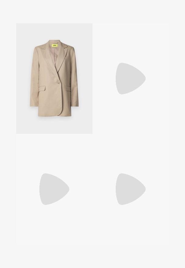 Blazer beige hecho de tejido texturizado, que presenta un solo botón, solapas de muesca, bolsillos delanteros y una etiqueta amarilla brillante en el interior.; Camiseta de rayas en color crema con finas líneas negras horizontales. Mangas cortas, cuello redondo, textura suave, corte relajado.; Pantalones de lino beige de pierna ancha con cintura elástica y cordón frontal, diseñados para un ajuste relajado y uso casual.; Mocasín de ante marrón claro con un tacón bajo negro y una amplia tira decorativa en la parte superior, mostrado de perfil sobre un fondo blanco.